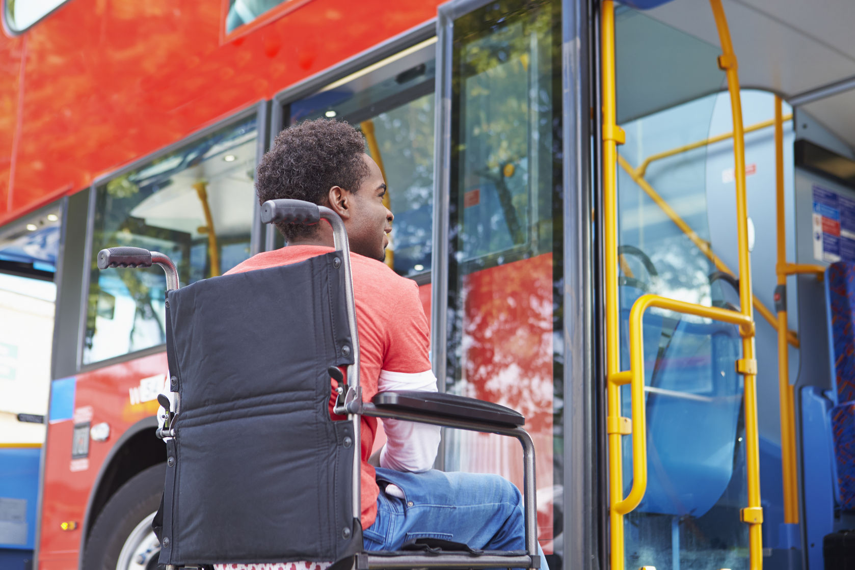À Paris, les transports en commun enfin gratuits pour les plus de 65 ans ! Par Robin Ecoeur                                 Bus-Wheelchair-Access-Cathy-Yeulet-123rf